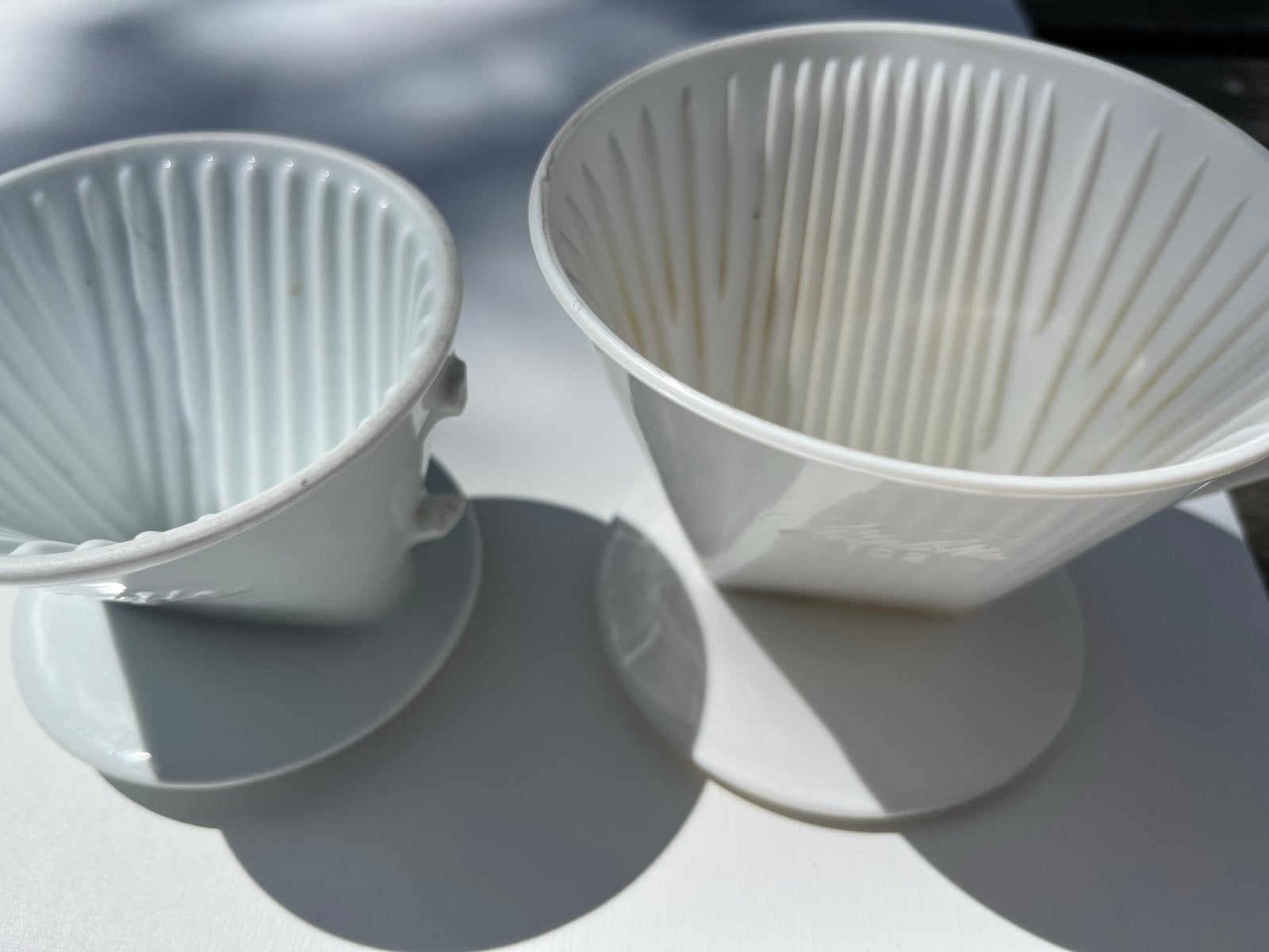 Koffiefilterhouders: 1x steen, 1x plastic, Huis en Inrichting, Ophalen of Verzenden, Steen/keramiek, Wit, Overige typen