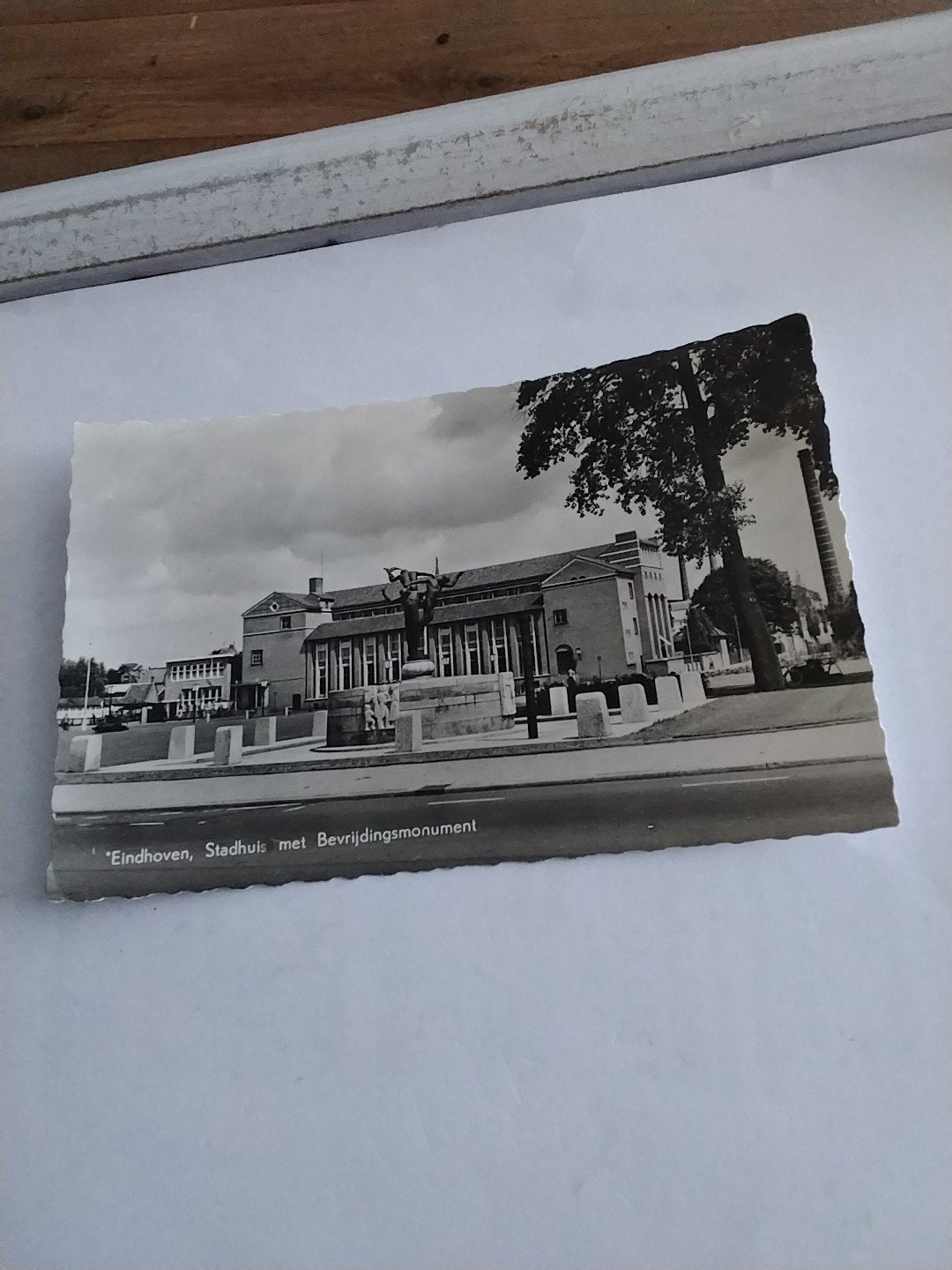 Oude ansichtkaart Eindhoven Stadhuis met Bevrijdingsmonument, Verzamelen, Ophalen of Verzenden, 1940 tot 1960, Ongelopen, Noord-Brabant