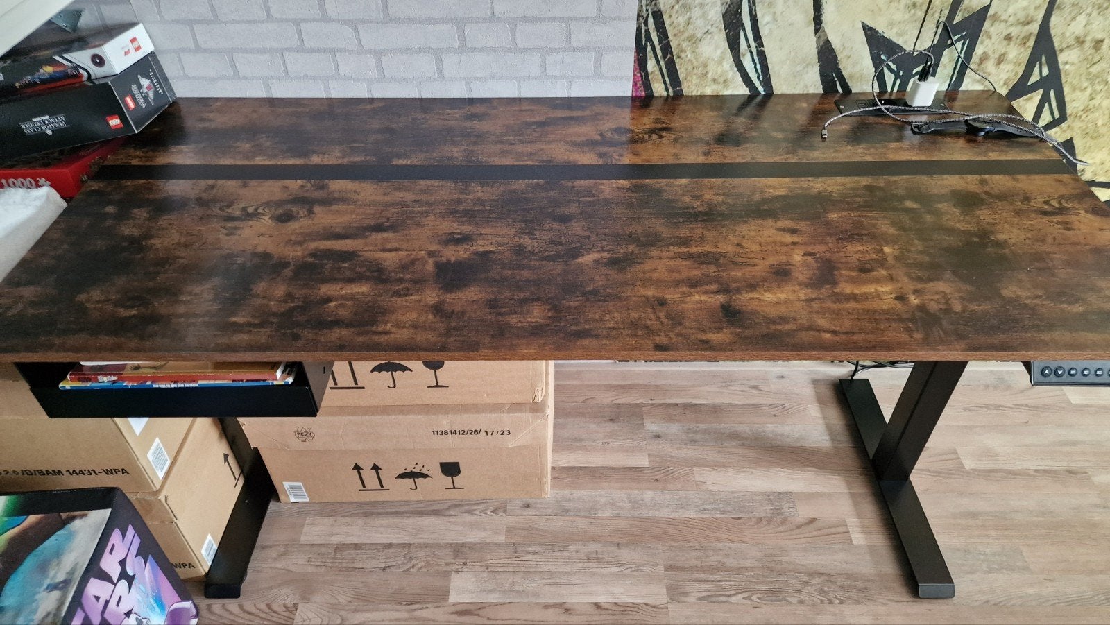 ASAGLE  Bureau met Lade, Stopcontact & Geheugenfunctie, Ophalen, Zit-sta bureau, Spaanplaat of MDF, Elektrisch