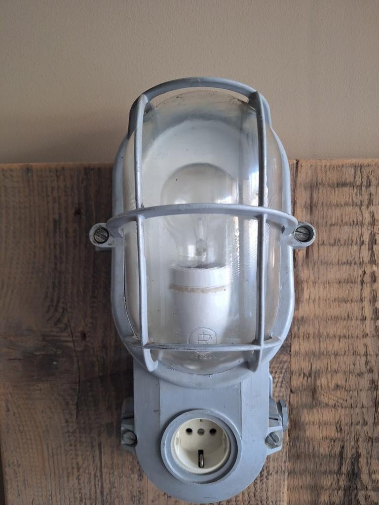 Industriële wandlamp uniek model, Ophalen of Verzenden