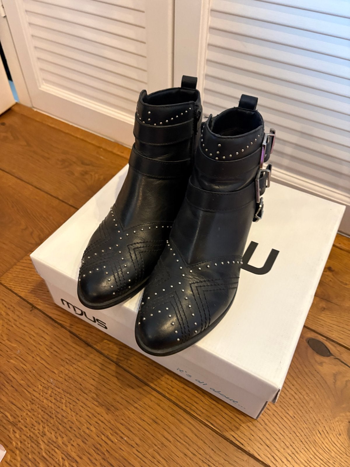 Zwarte leren enkellaarsjes met studs en gespen - Maat 38, Kleding | Dames, Zwart, Lage of Enkellaarzen, Ophalen of Verzenden, Zo goed als nieuw