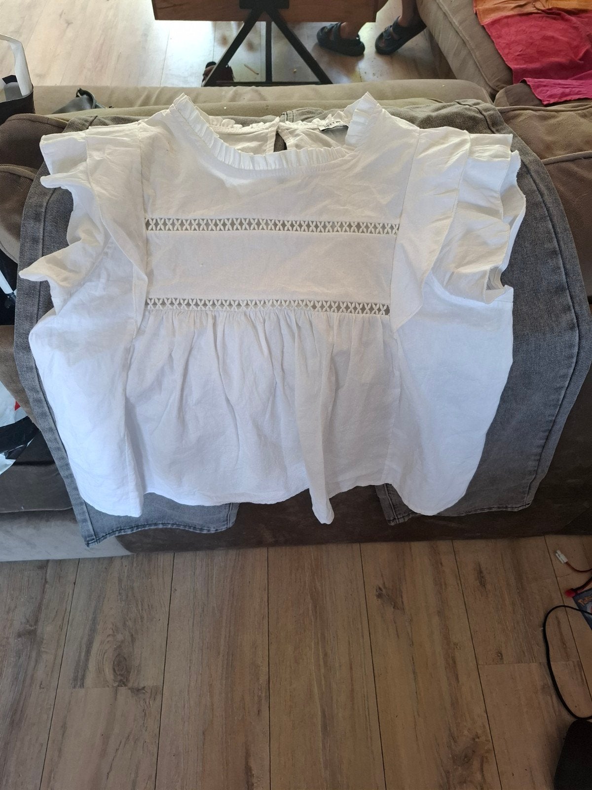 Witte top met ruches en grijze jeans set, Kleding | Dames, Broeken en Pantalons, Ophalen, Meet Me There & Shein, Kort, Meerkleurig