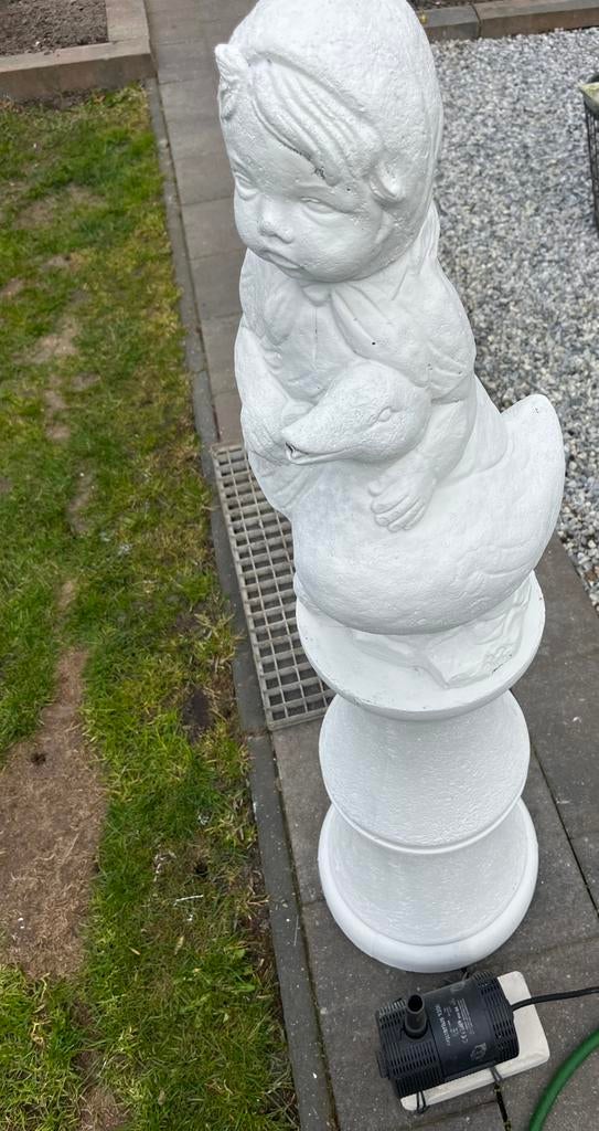 Te koop:Mooie tuinbeeld (fonteintje)incl rooster en pompje, Ophalen, Zo goed als nieuw