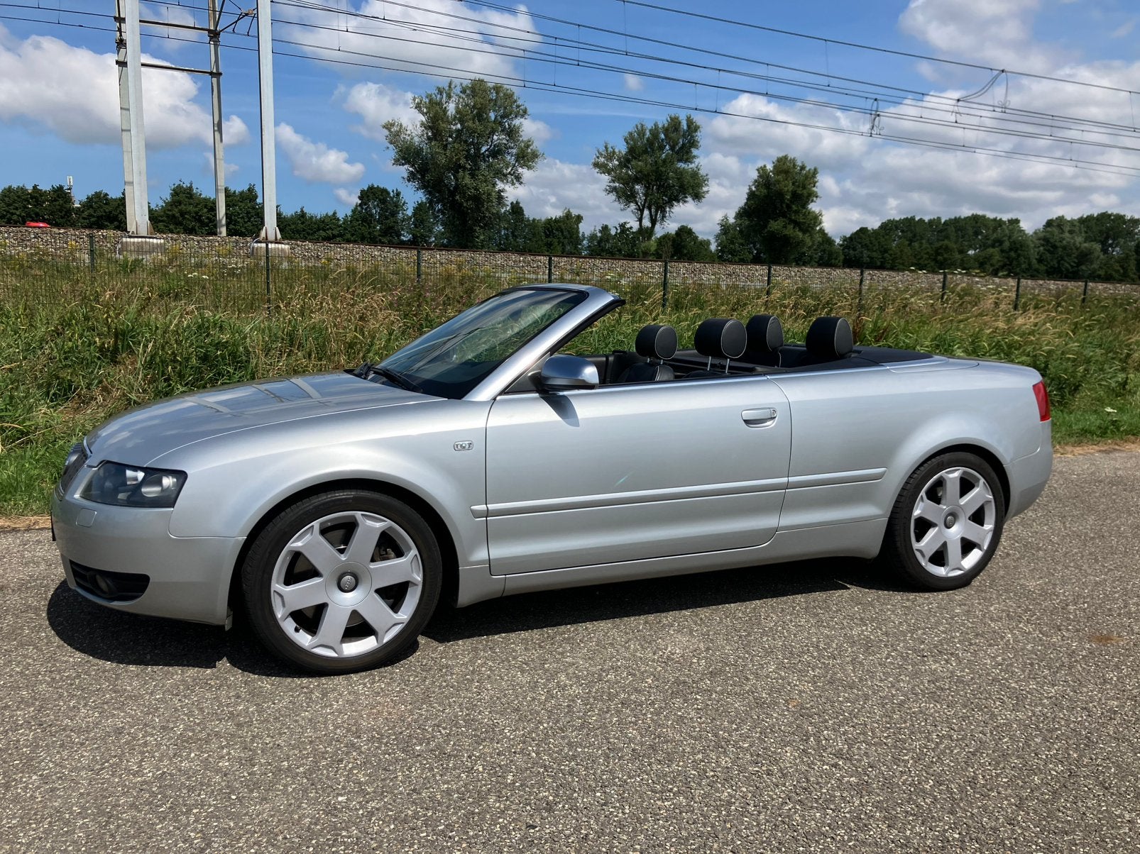 Nette A4 S4 cabrio 4.2 V8 automaat uit 2004., Auto's, Audi, Automaat, Cabriolet, 4 stoelen, 120 €/maand