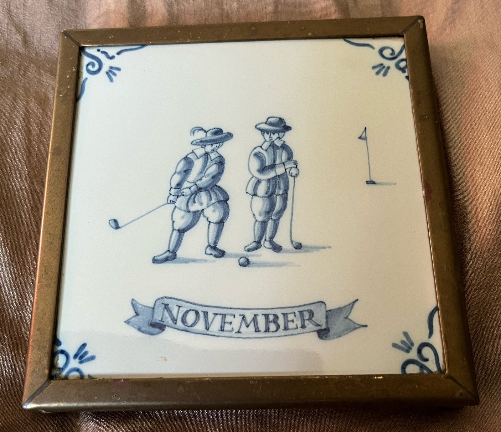 Oude golf tegel In koperen montuur. Tichelaar, Makkum., Verzenden