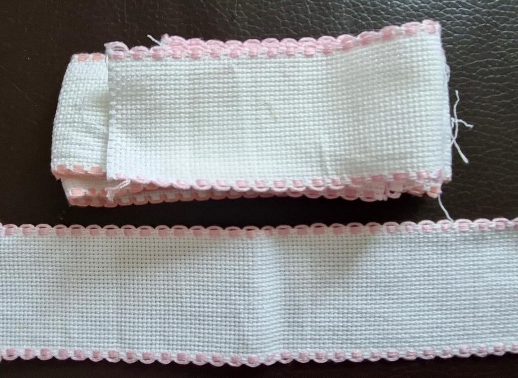 Borduurband: wit met roze schulprand, Hobby en Vrije tijd, Ophalen of Verzenden, Nieuw, Handborduren, Overige typen