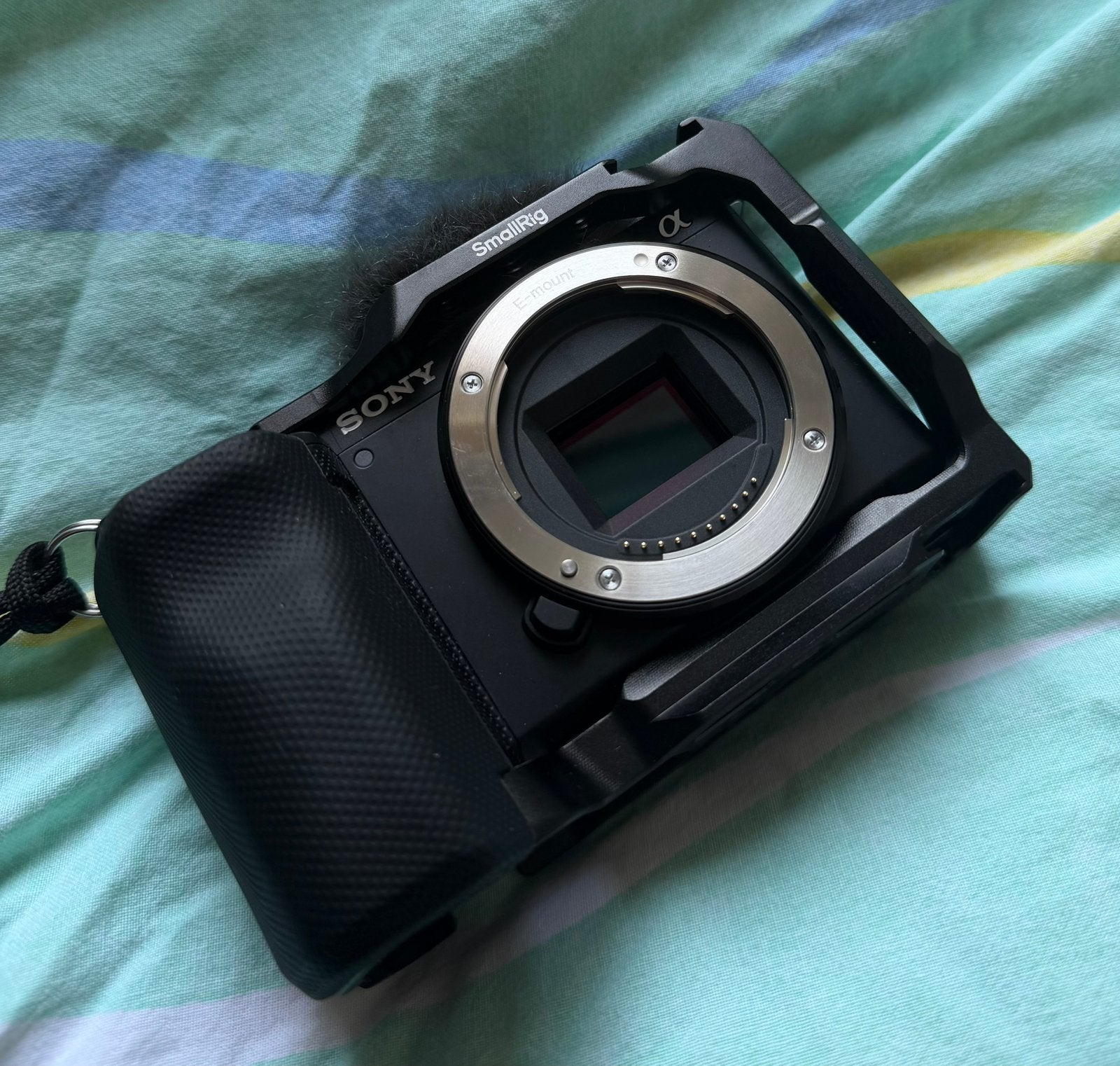Foto 4 van Sony ZV-E10 (Nieuwstaat), SmallRig Cage, 256GB SD & accu’s