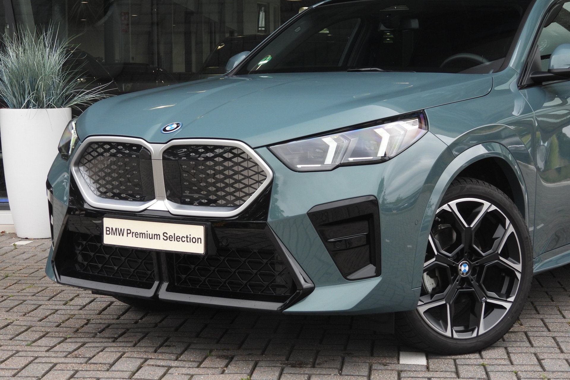 BMW iX2 eDrive20 M Sport / Panoramadak / Sportstoelen / Acht, Auto's, BMW, Met garantie (alle), 24 min, Origineel Nederlands, SUV of Terreinwagen