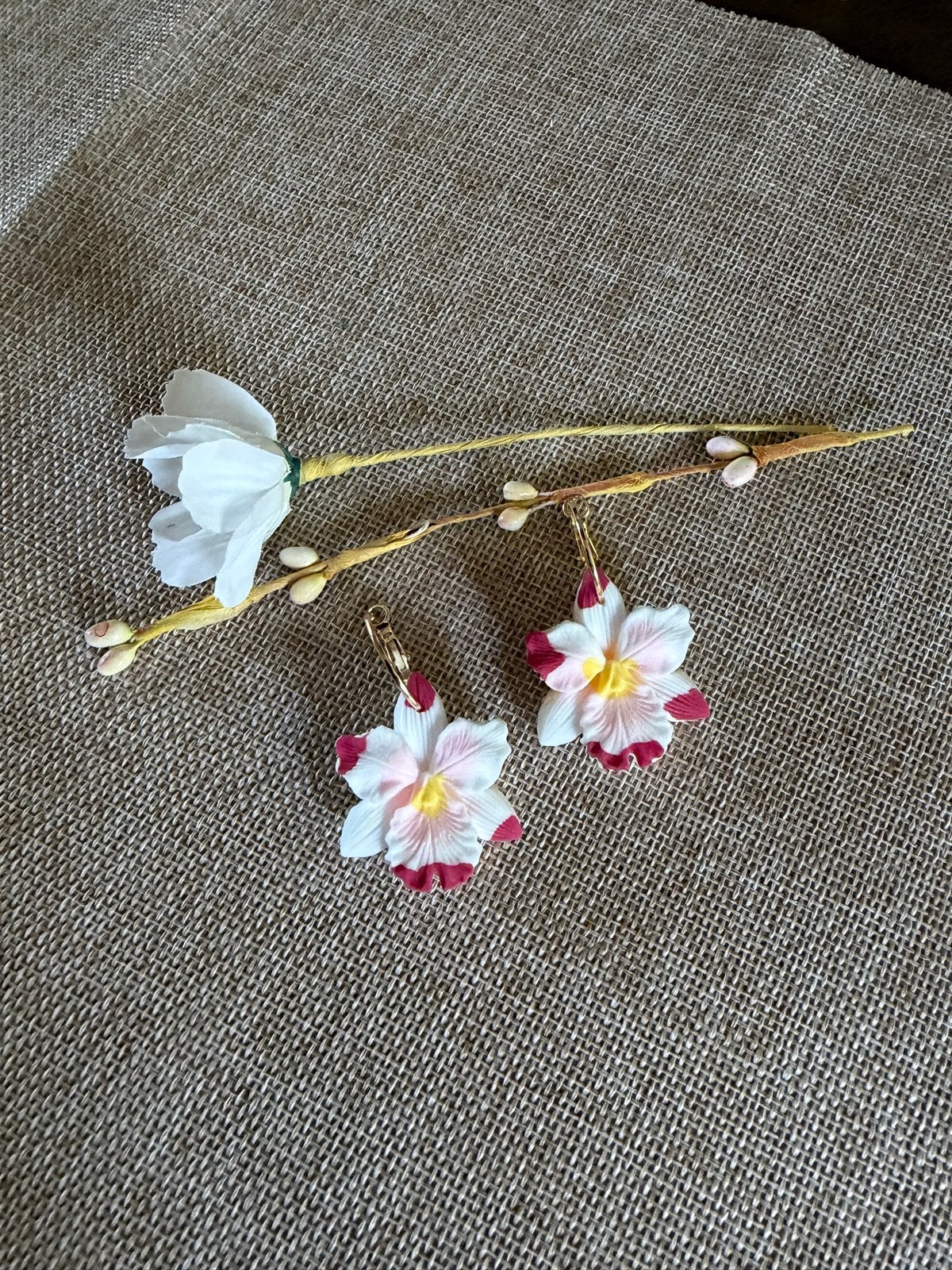 Lichte orchidee oorbellen van foamklei, Overige materialen, Hangers, Nieuw, Ophalen of Verzenden