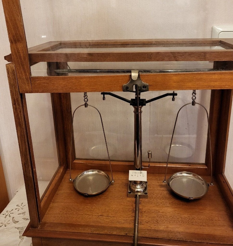 Twee apothekers weegschalen  +/- 1910 en  +/- 1935, Ophalen