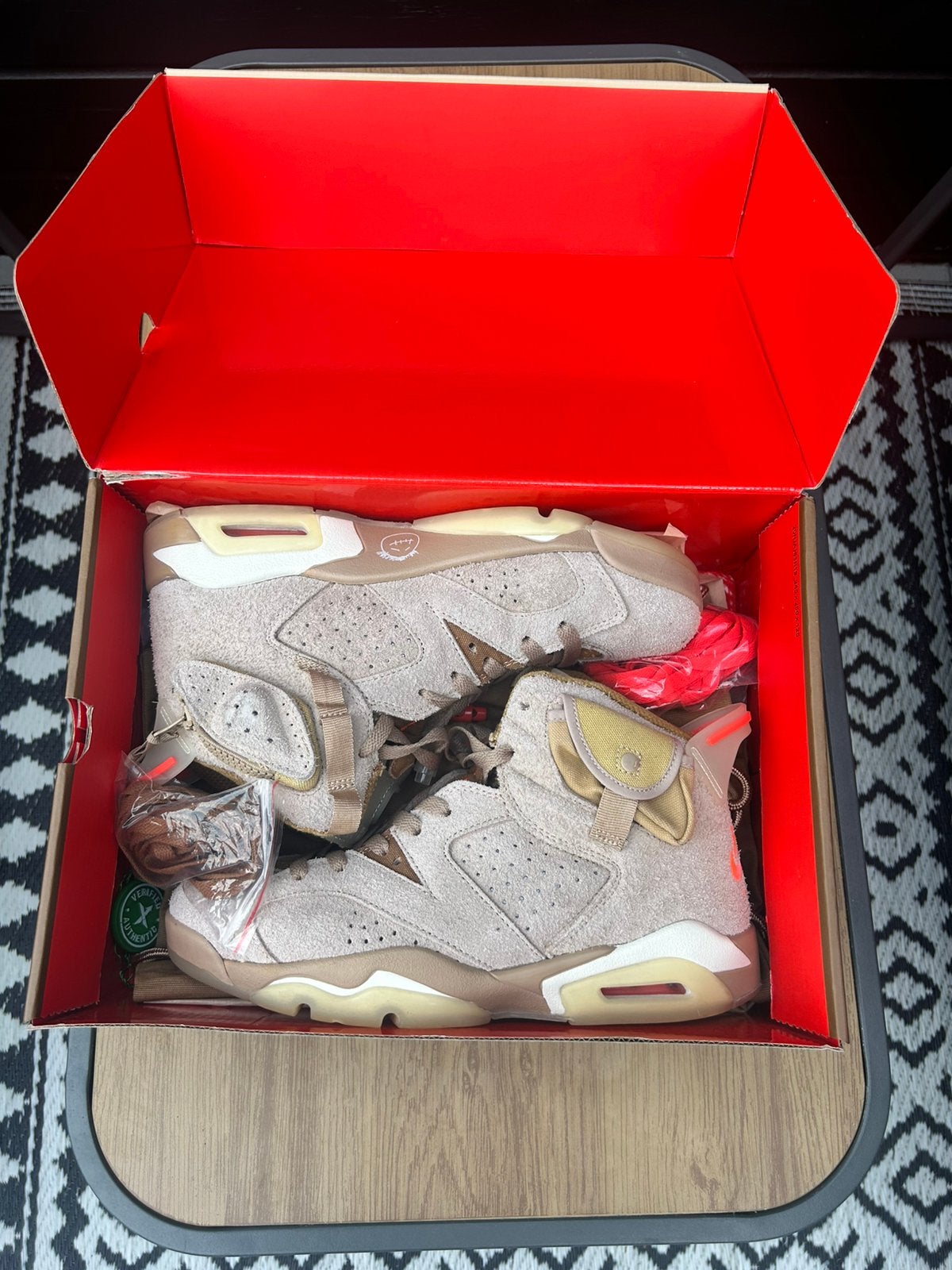 Air jordan 6 retro travis scoot british khaki, Ophalen, Bruin, Sportschoenen, Zo goed als nieuw
