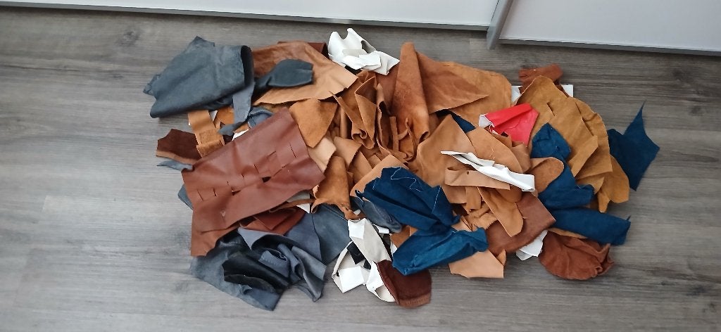 Diverse leerresten, Meerkleurig, Ophalen of Verzenden, Zo goed als nieuw, Knutselwerk
