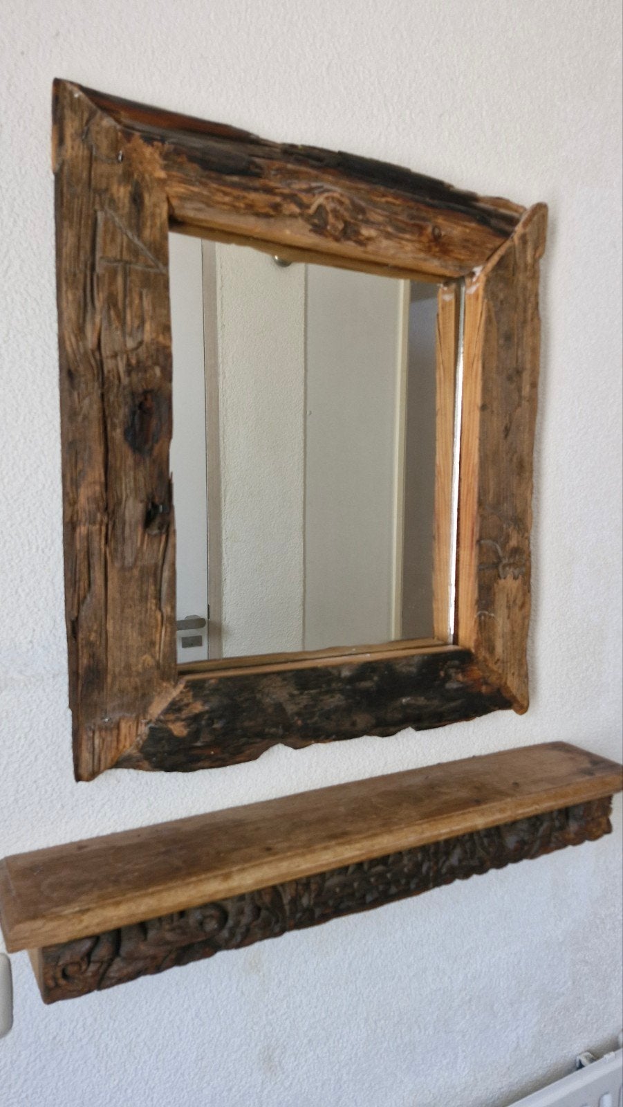 ruw houten spiegel met houtgesneden plankje, Huis en Inrichting, Woonaccessoires | Spiegels, Ophalen, Rechthoekig, Minder dan 50 cm
