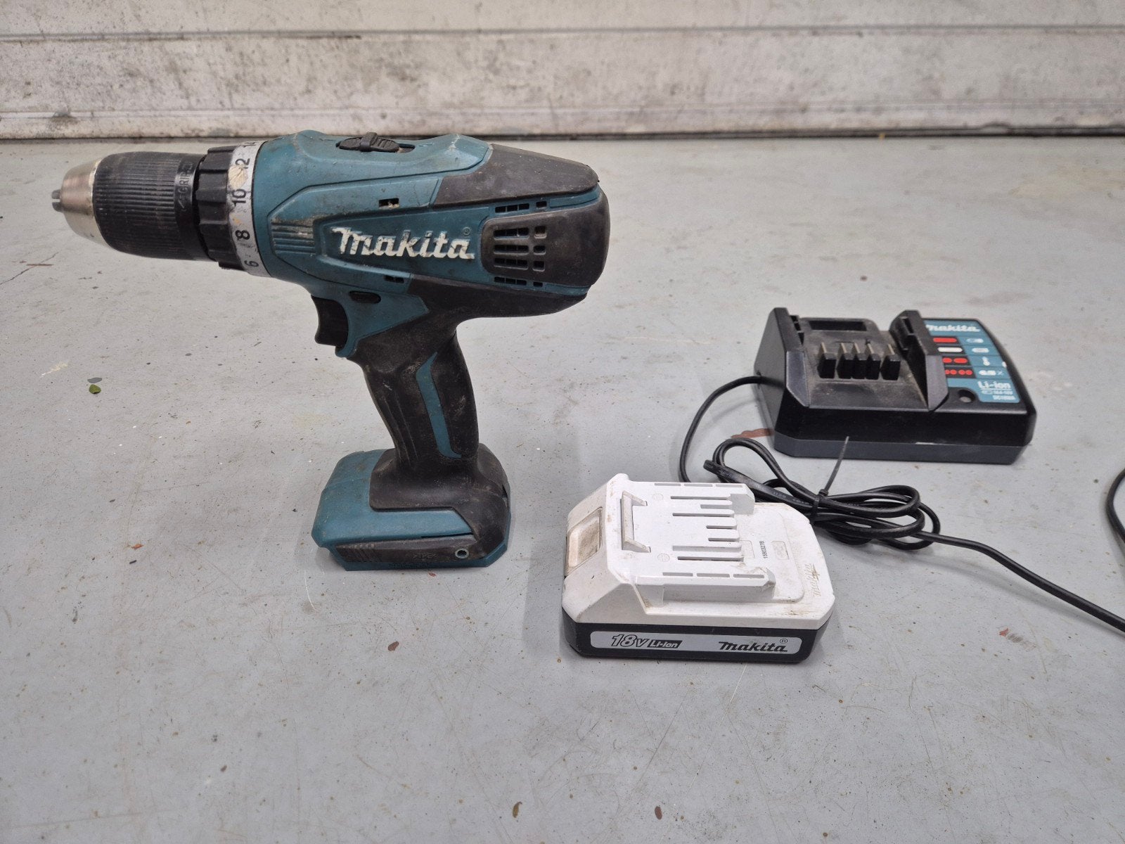 Makita DF457D 18V Accuboormachine met lader en accu, Gebruikt, Variabele snelheid, Ophalen of Verzenden, Boor- en Schroefmachine