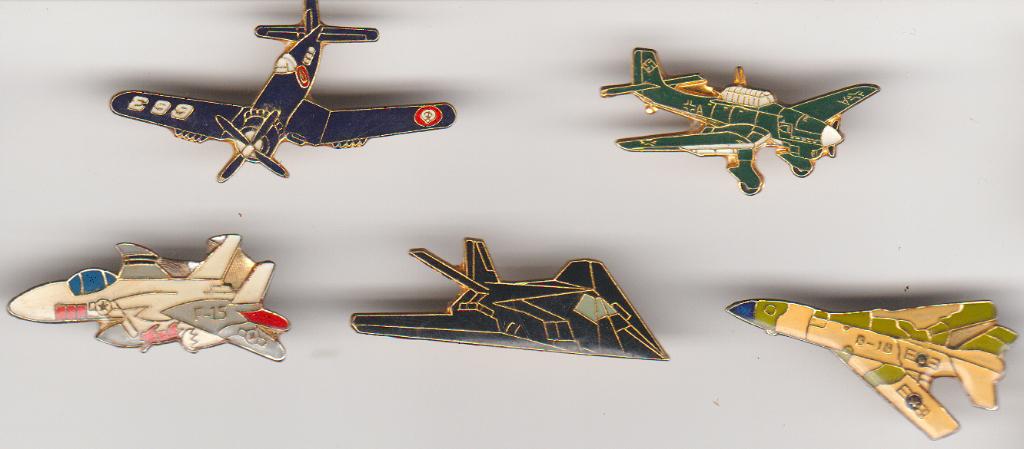 Serie luchtmacht-vliegtuigen vintage pins, Verzamelen, Speldjes, Pins en Buttons, Verzenden, Zo goed als nieuw