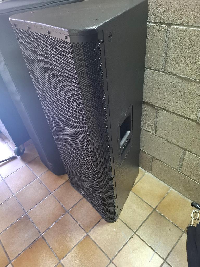 Set QSC KW153 in showroom staat, Zo goed als nieuw, 120 watt of meer, Front, Rear of Stereo speakers, Ophalen