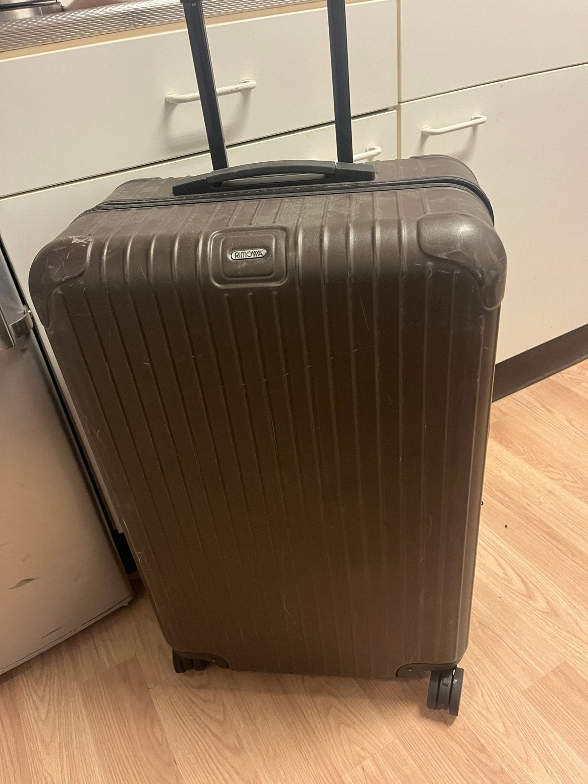 Rimowa Salsa Essential Matt Bruin 4-wiel Spinner Koffer, Gebruikt, Hard kunststof, 45 tot 55 cm, Slot