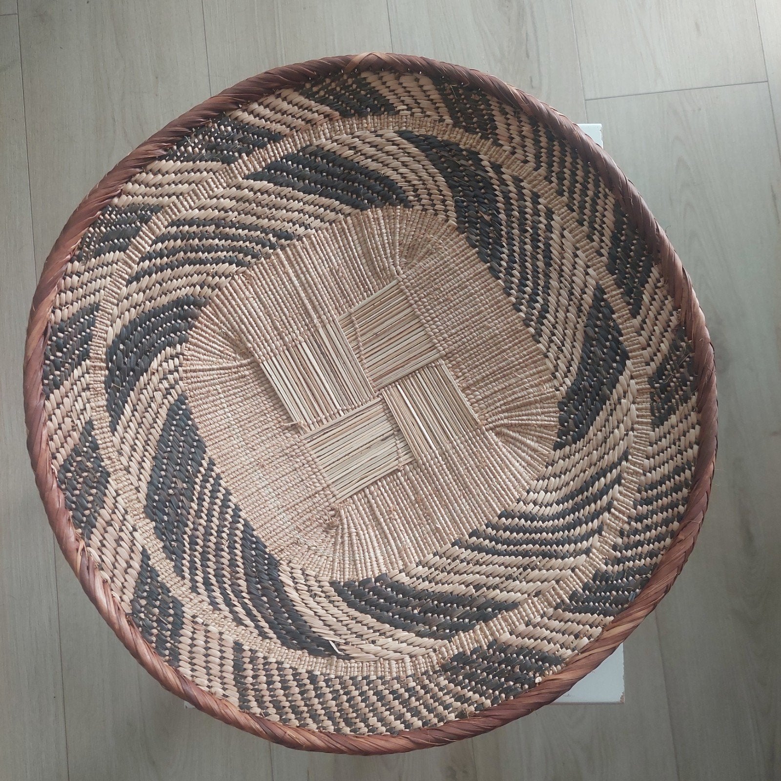 Decoratieve rieten schaal met patroon, Schaal, Rond, Ophalen of Verzenden, Zo goed als nieuw