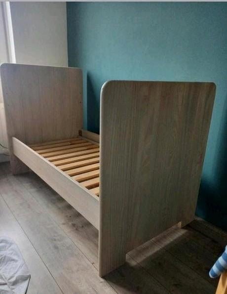 Volledig houten peuterbed - Zo goed als nieuw 140, Ophalen, 70 tot 85 cm, 140 tot 160 cm, Zo goed als nieuw