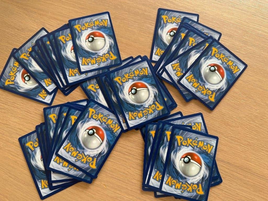 50 willekeurige Pokémon kaarten Pokemon leuk als cadeau, Ophalen of Verzenden, Zo goed als nieuw