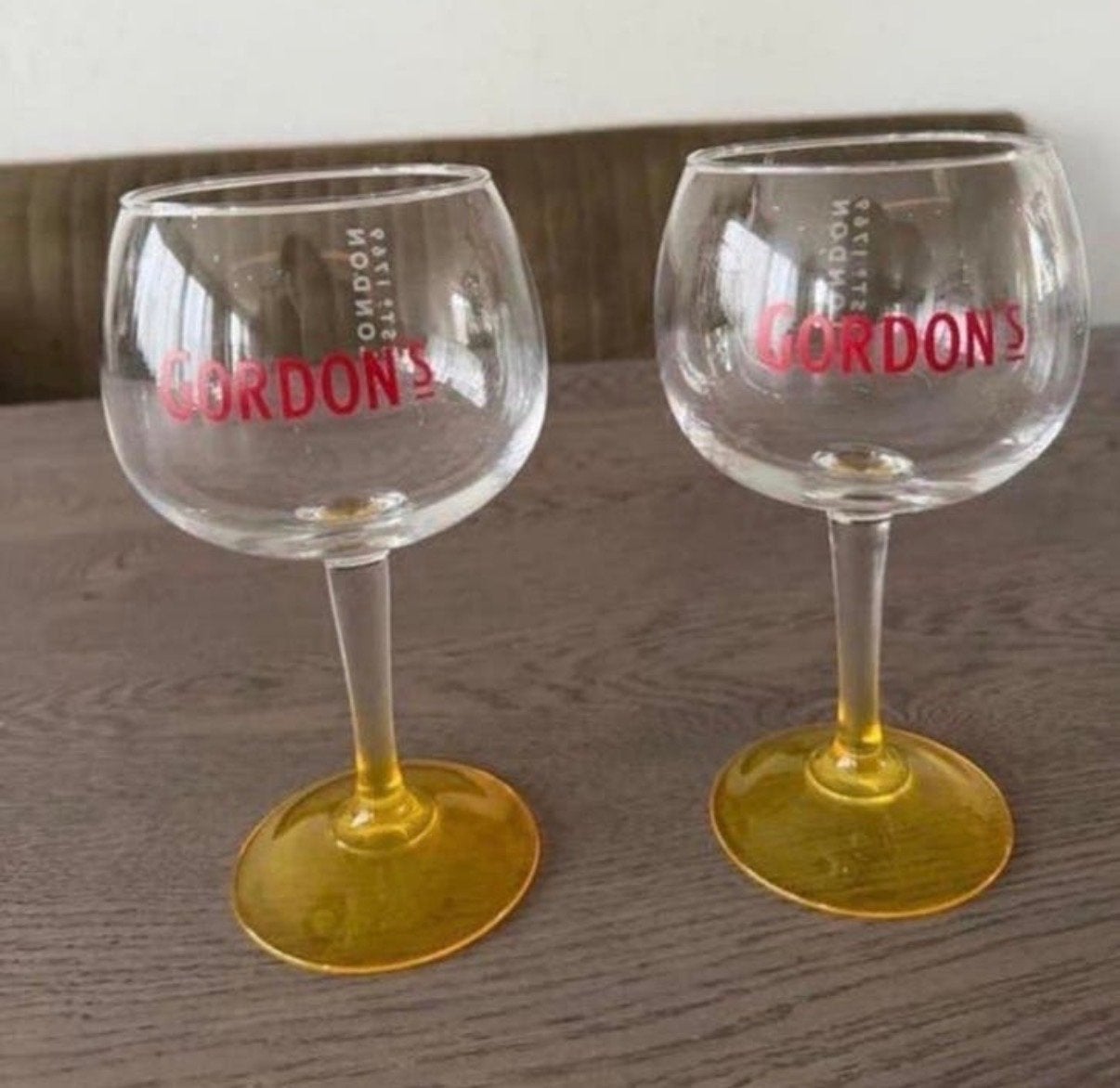 Set van 2 Gordon's Gin glazen met gele voet, Geel, Nieuw, Ophalen of Verzenden, Overige merken