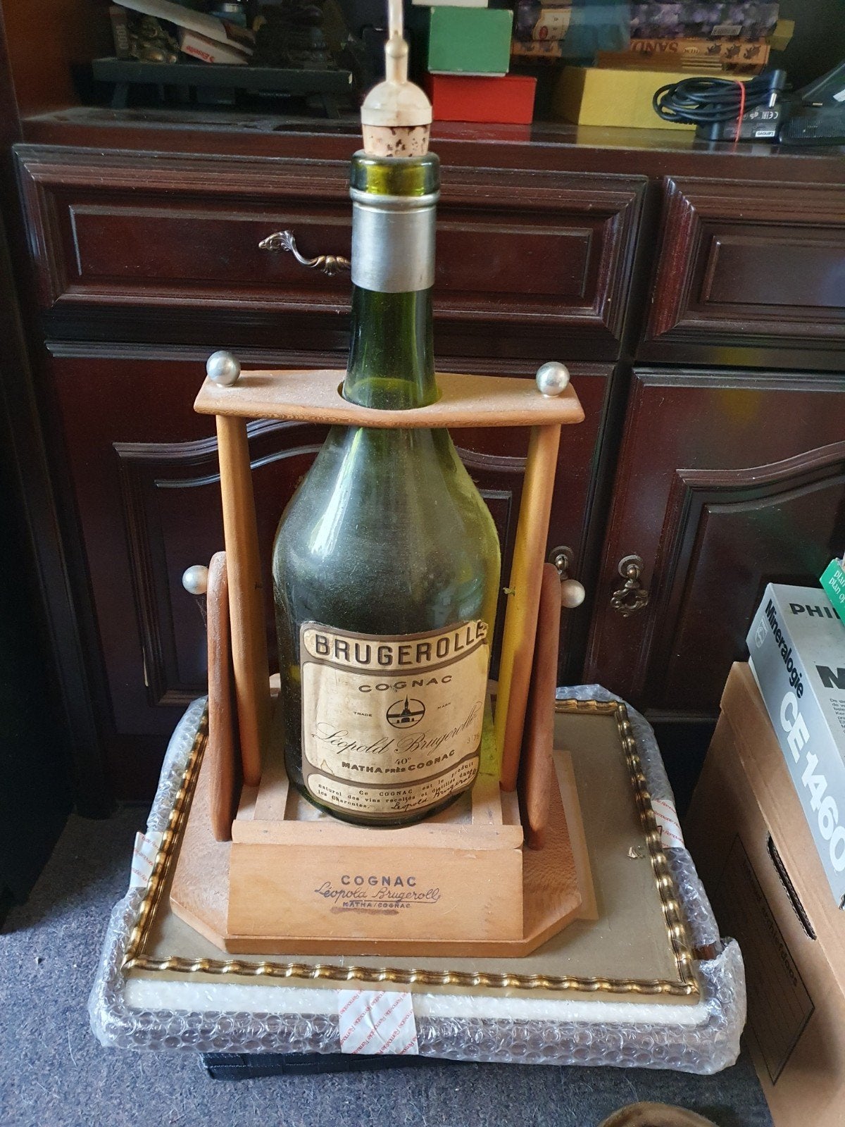 Antieke Brugerolle Cognac Fles in Houten Houder - Spaarpot, Verzamelen, Ophalen of Verzenden, Gebruikt