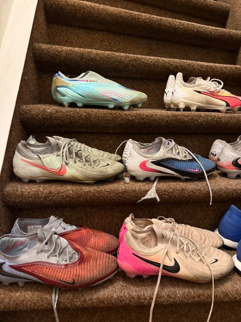 diverse voetbalschoenen, Ophalen