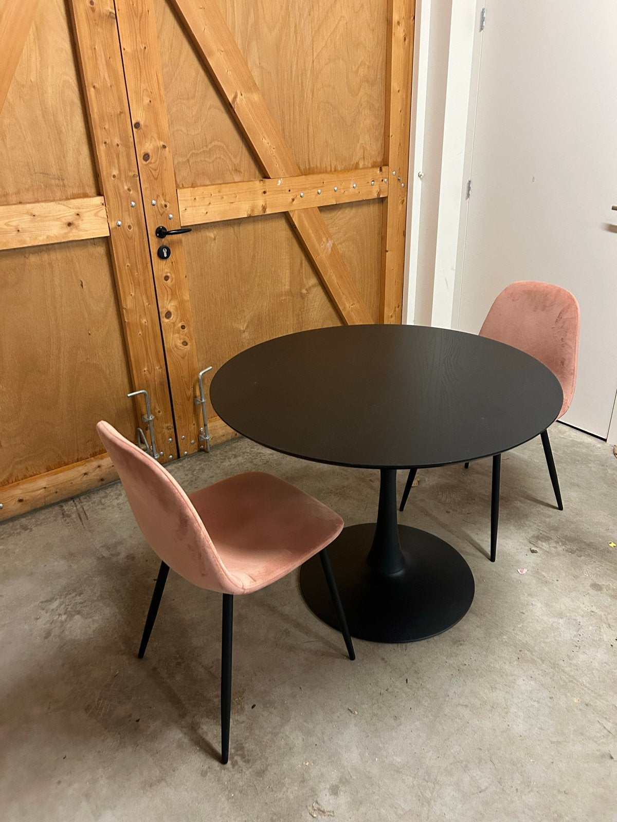 Ronde tafel met 2 roze stoelen, Huis en Inrichting, Tafels | Eettafels, Ophalen, Gebruikt, Rond, Tot twee personen
