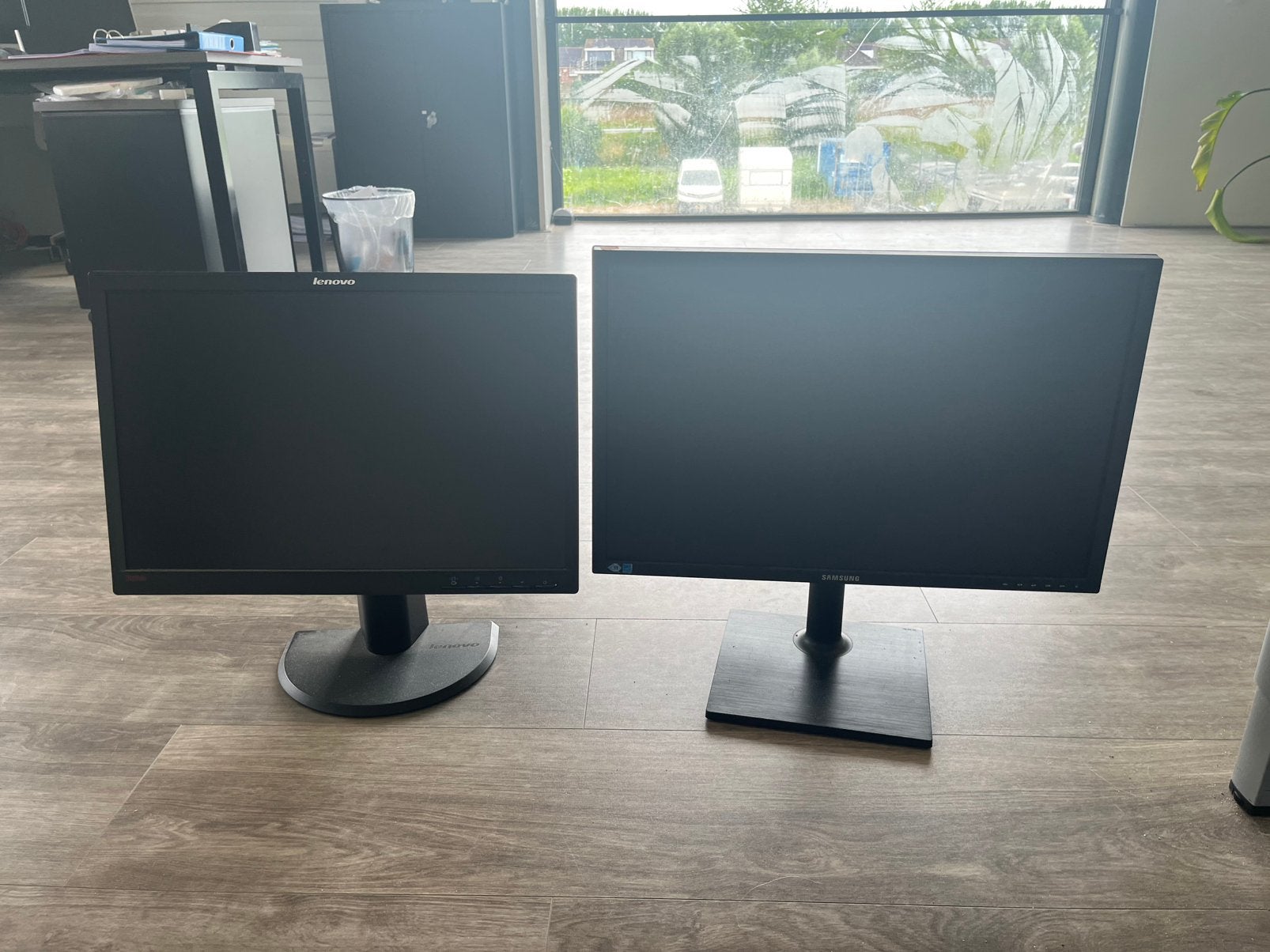 2 werkende schermen, Computers en Software, Monitoren, Ophalen, Zo goed als nieuw, Full HD, 60 Hz of minder