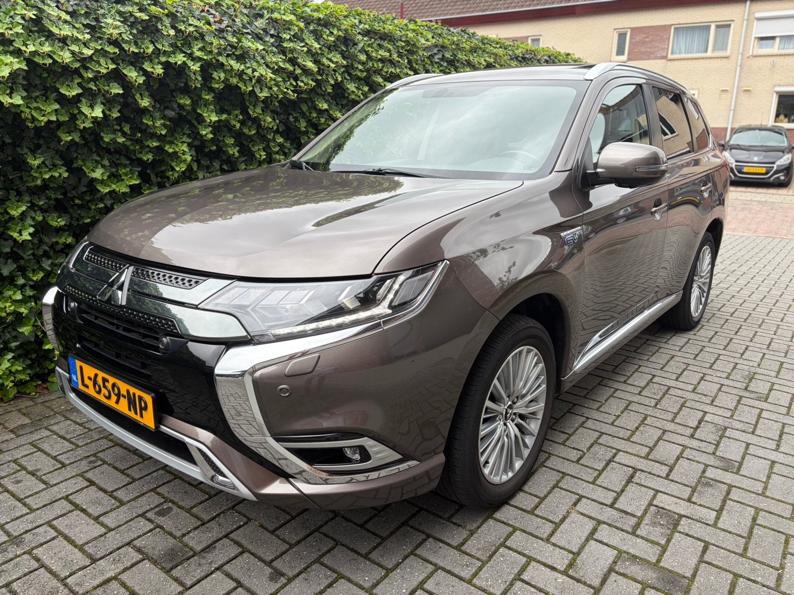 Mitsubishi Outlander 2.4 Phev 240pk 4WD Intense + 1ste eig., Automaat, Outlander, 4 cilinders, Lichtsensor