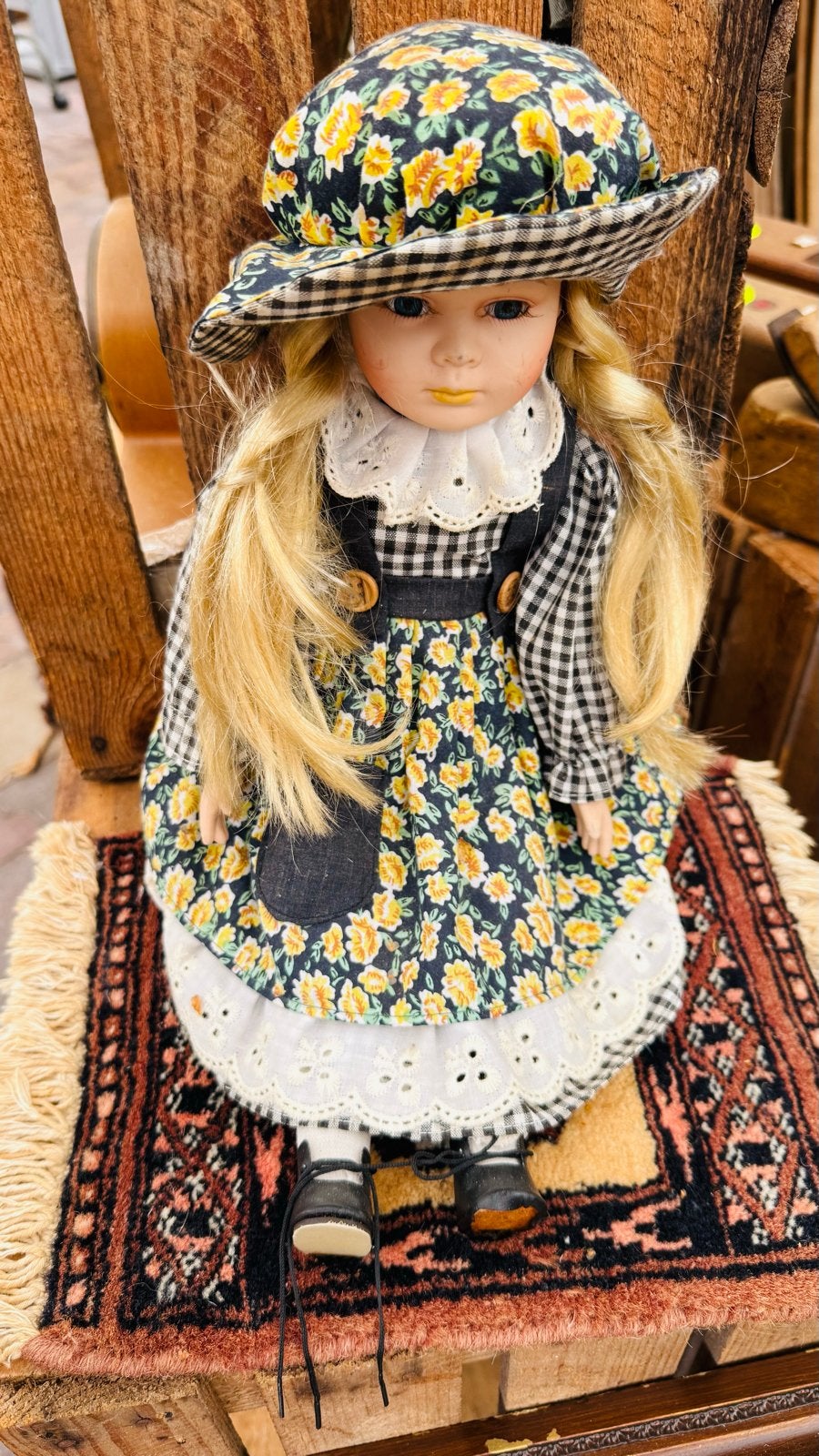 Vintage porseleinen pop met bloemenjurk en hoed, Ophalen of Verzenden, Gebruikt, Overige typen