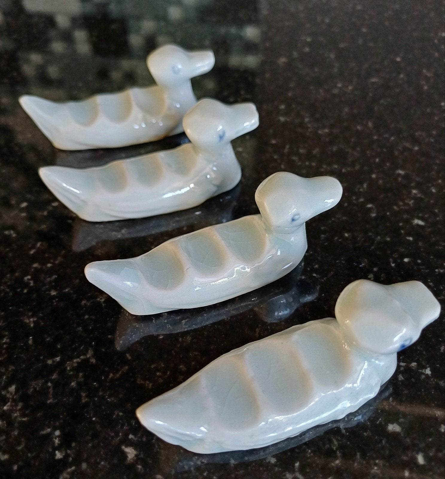 Set 4 antieke messenleggers/chopstickhouders eendjes celadon, Ophalen of Verzenden