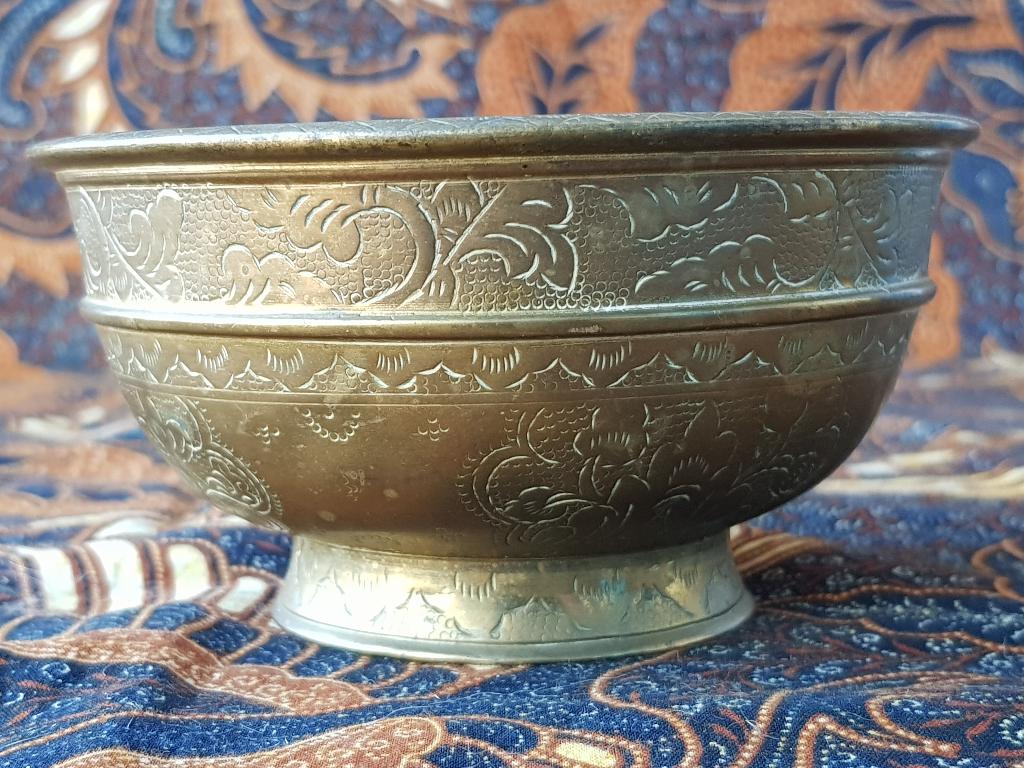 Mooie zware originele antieke Oosterse kom van brons 12,8 cm