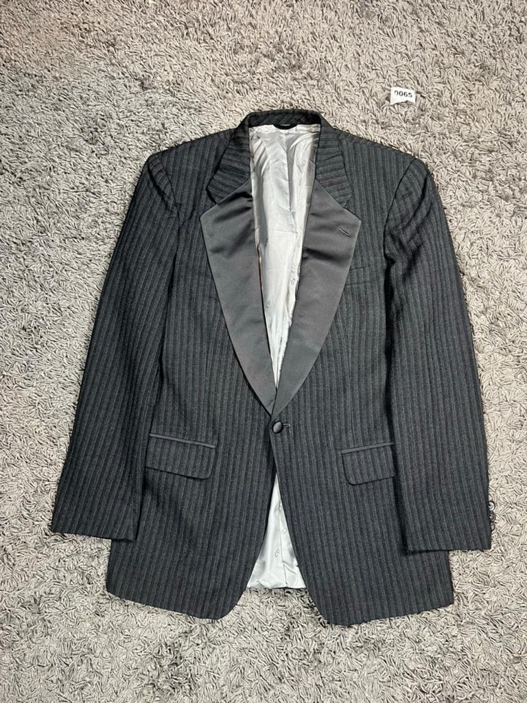 Stijlvol Grijs Gestreepte Blazer met Satijnen Revers, Ophalen of Verzenden, Gedragen, Maat 48/50 (M), Grijs