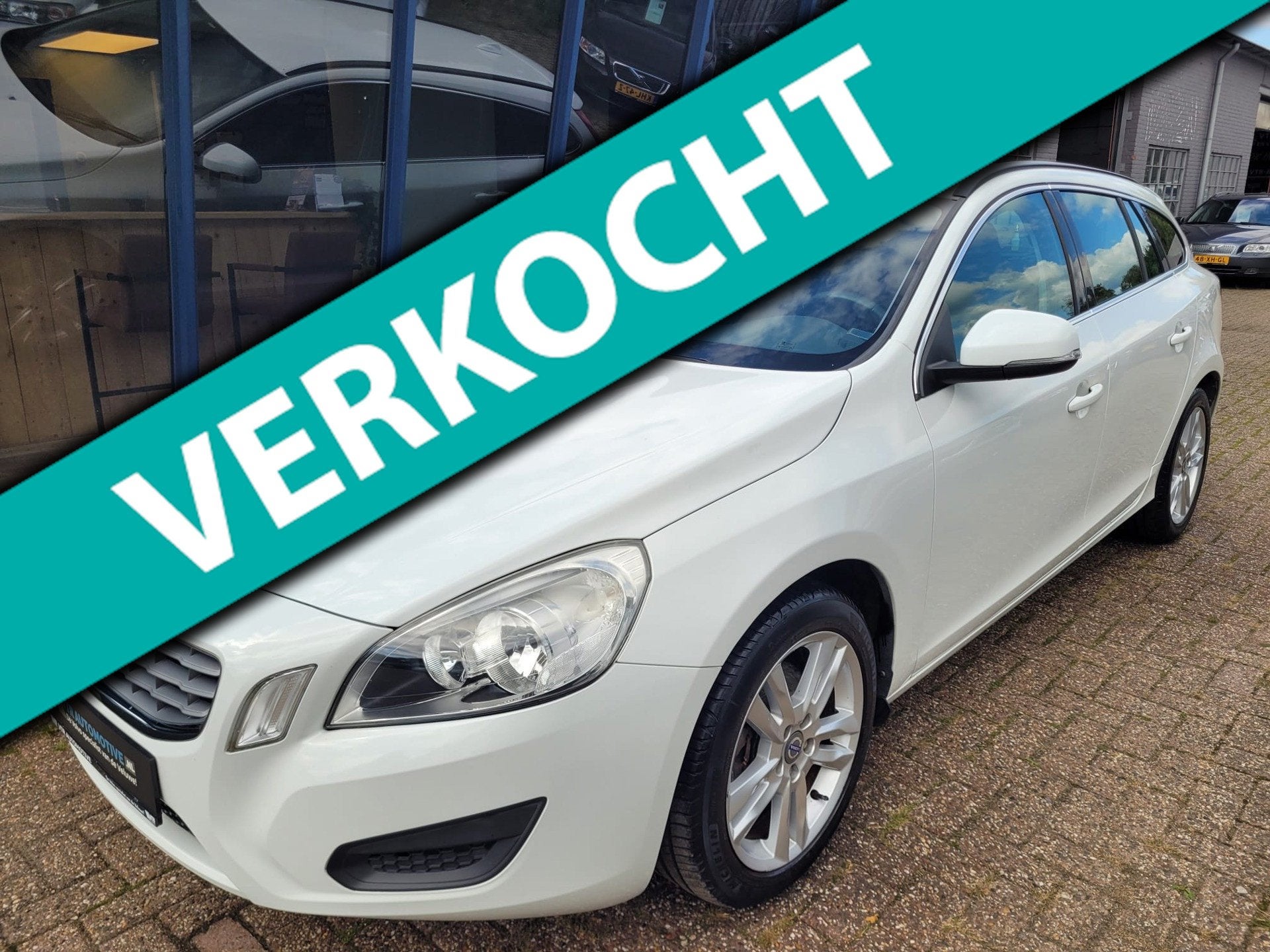 Volvo V60 1.6 T4 Momentum 180PK 1e Eigenaar & 36.962KM!, Voorwielaandrijving, Gebruikt, Zwart, 4 cilinders