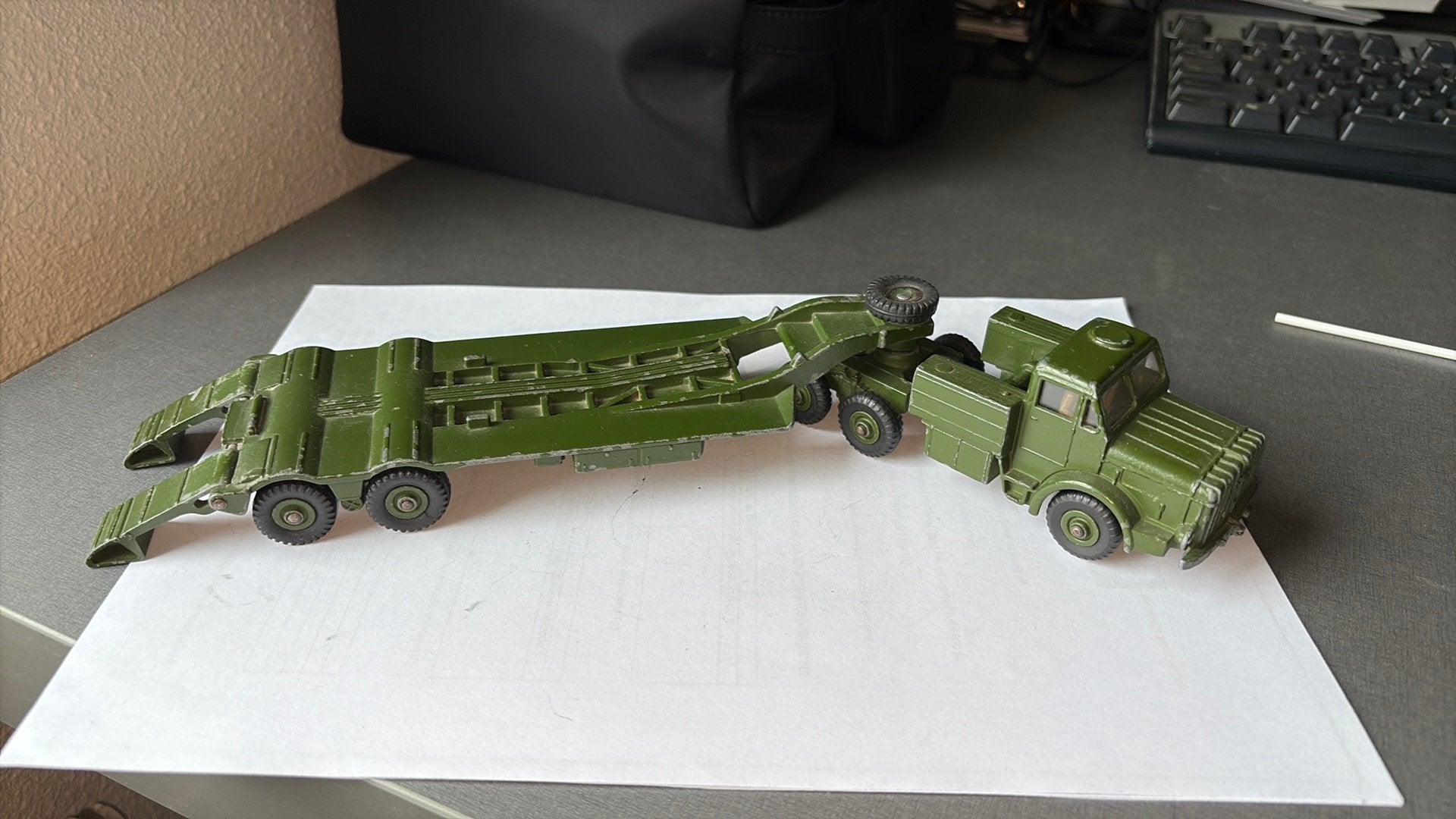 DINKY TOYS MICHTY ANTAR TANK TRANSPORTER NR 660, Ophalen of Verzenden, Gebruikt, Bus of Vrachtwagen, Dinky Toys