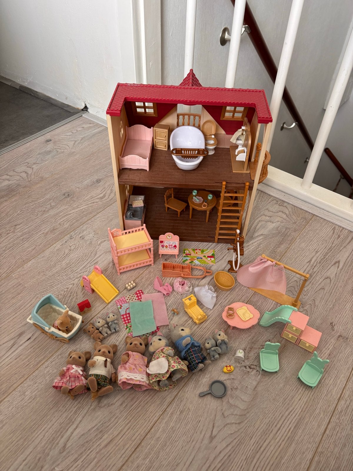 Grote Sylvanian Families set: huis, meubels en veel figuren, Ophalen, Zo goed als nieuw, Jongen of Meisje