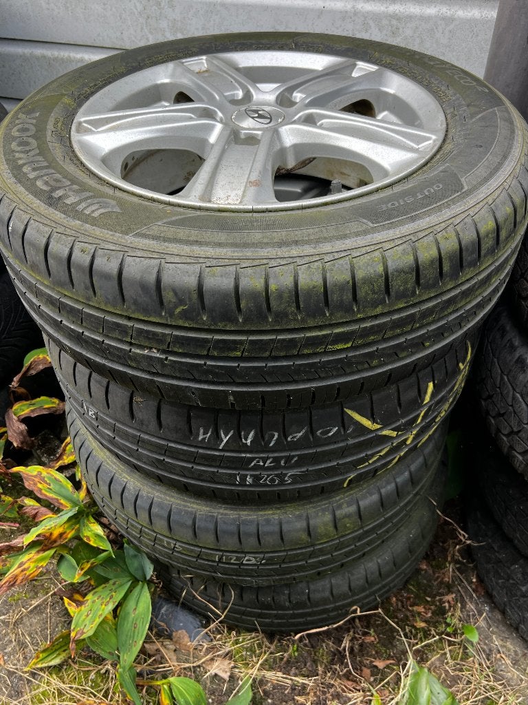 Autobanden op velgen te koop Hyundai i20, Auto-onderdelen, Banden en Velgen, Ophalen, Gebruikt, 15 inch, Banden en Velgen