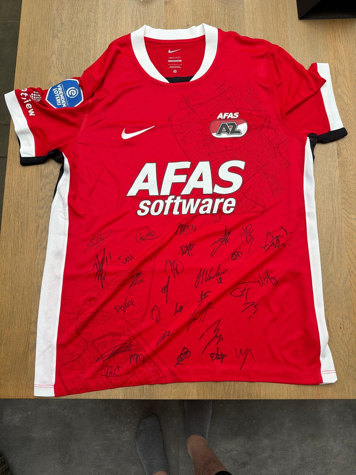 AZ thuisshirt 25-26 Maat L Gesigneerd door alle spelers, Maat L, Ophalen of Verzenden, Nieuw, Shirt