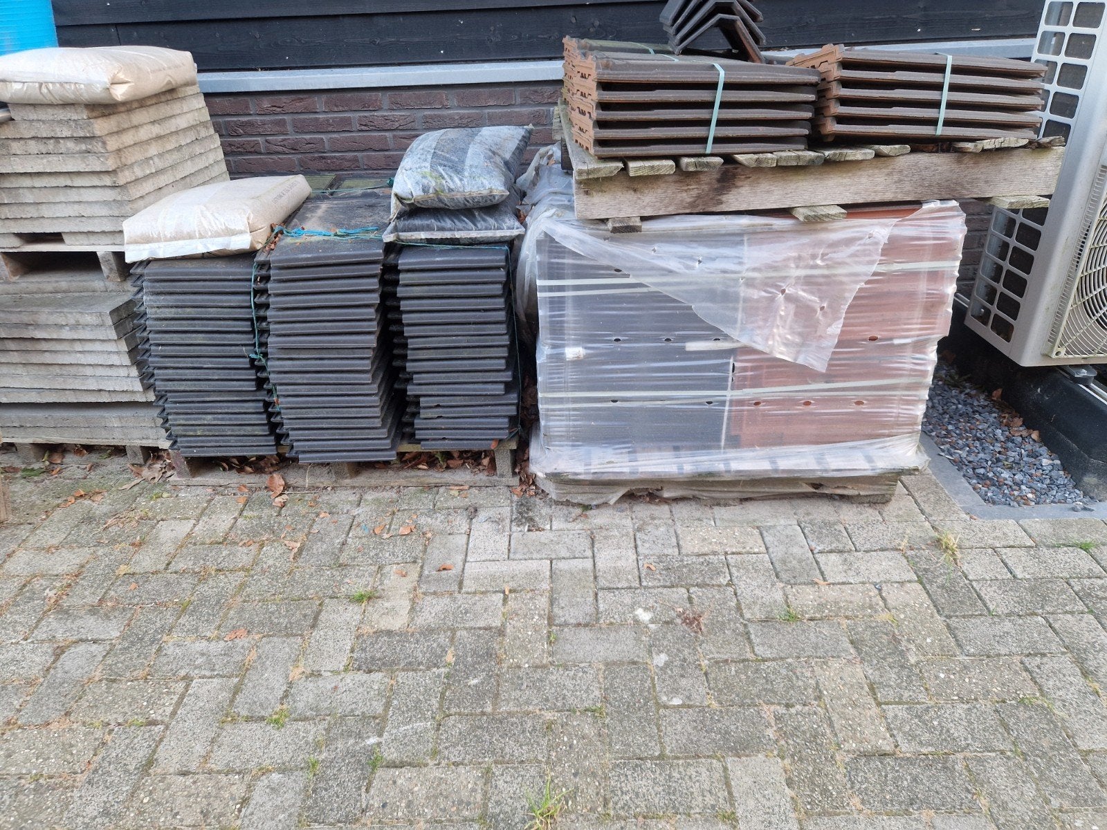 ongebruikte dakpannen, Doe-het-zelf en Verbouw, Dakpannen en Dakbedekking, Steen of Klei, Zwart, Nieuw, Ophalen of Verzenden