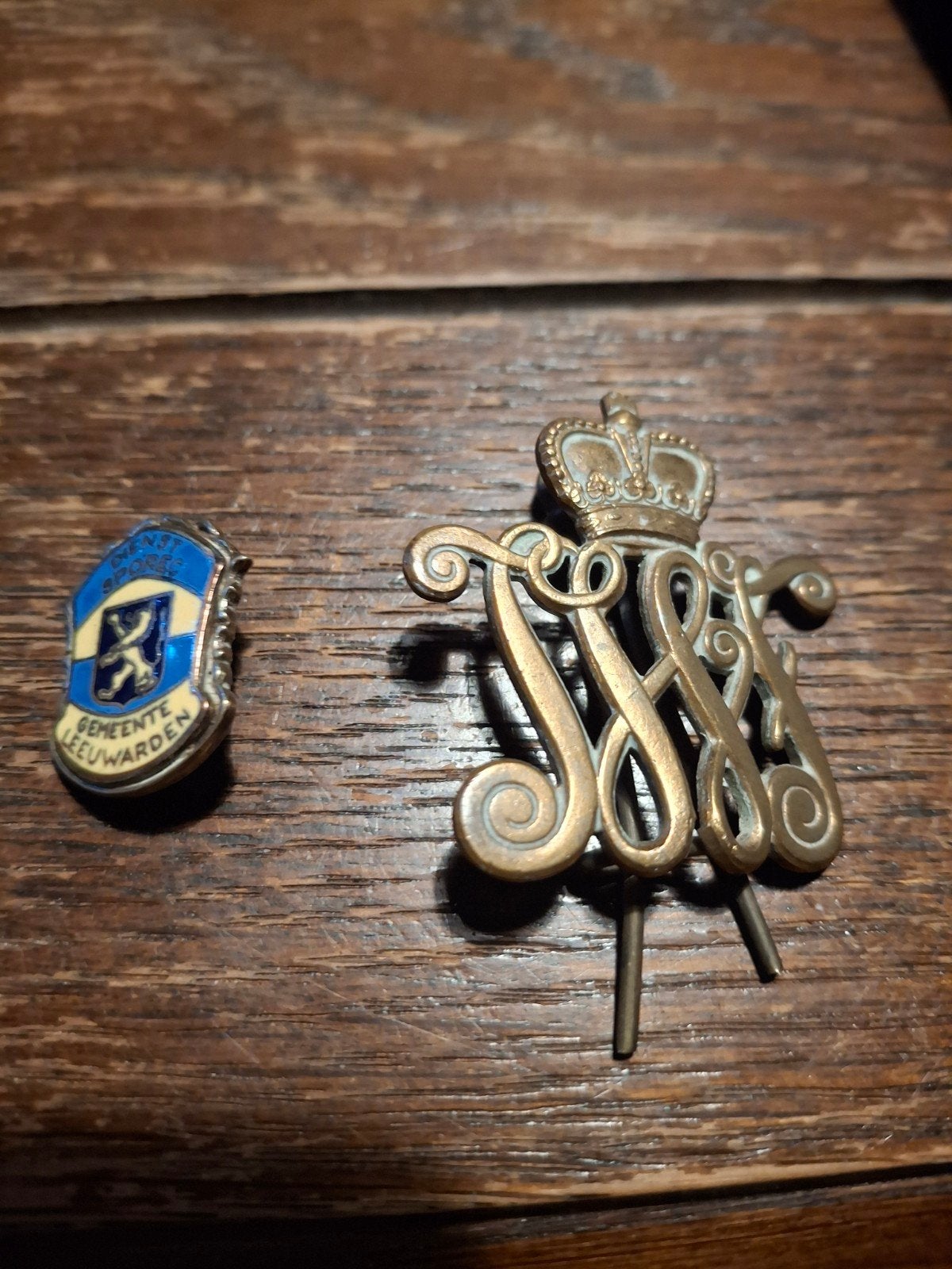 embleem  plus speld  leeuwarden, Verzamelen, Ophalen of Verzenden, Landmacht, Nederland, Embleem of Badge
