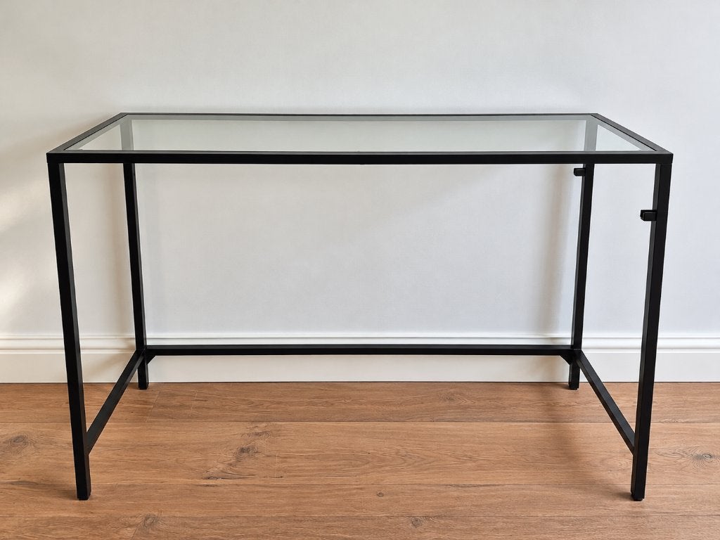 Zwarte metalen sidetable met glazen blad, Huis en Inrichting, Ophalen, 100 tot 150 cm, Zo goed als nieuw, Glas