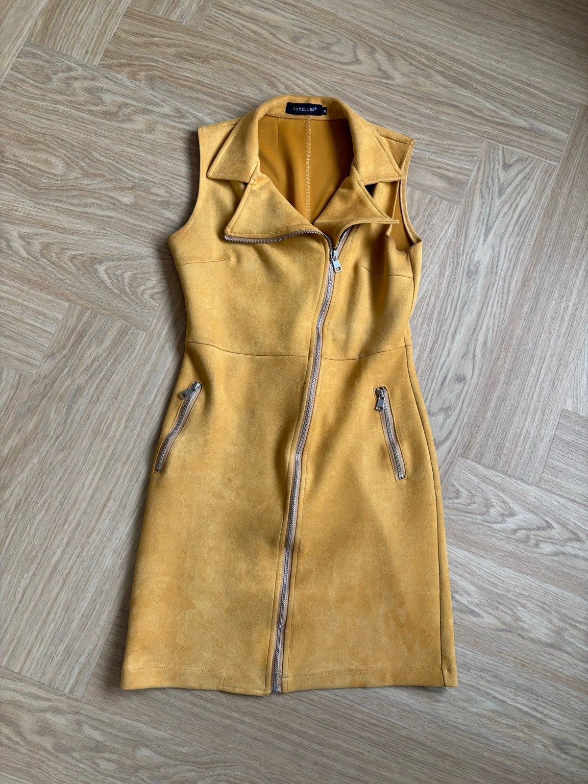 Voyelles Okergele Suede-look Jurk met Asymmetrische Rits, Ophalen of Verzenden, Zo goed als nieuw, Maat 38/40 (M), Geel