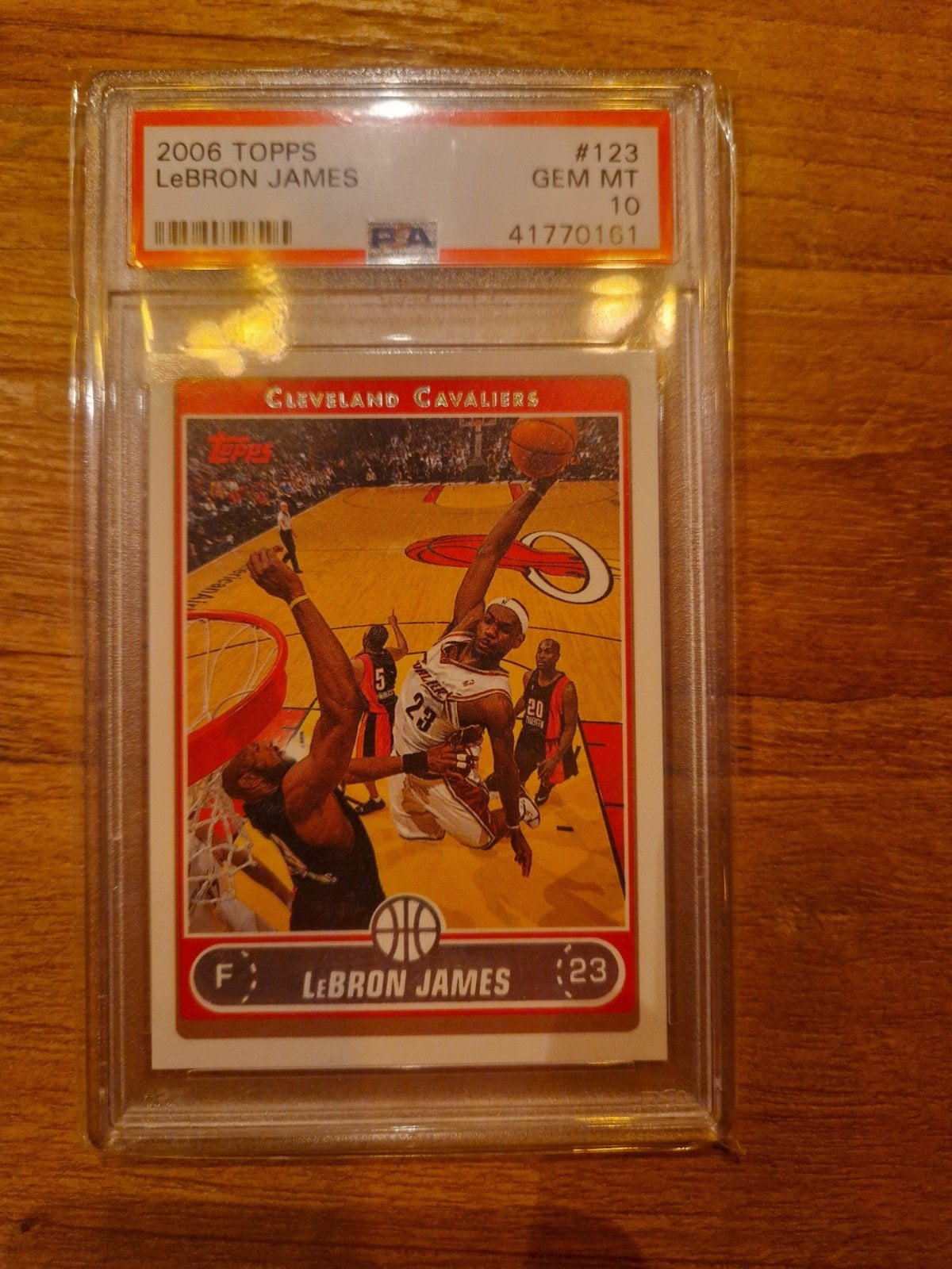 2006 Topps #123 LeBron James PSA 10 Graded Basketbalkaart, Verzamelen, Ophalen of Verzenden, Zo goed als nieuw, Overige sporten