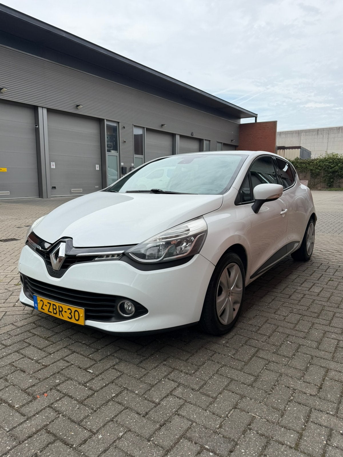 Renault Clio 0.9 TCE 90 5D ECO 2013 Wit, Auto's, Voorwielaandrijving, 898 cc, Stof, 40 €/maand