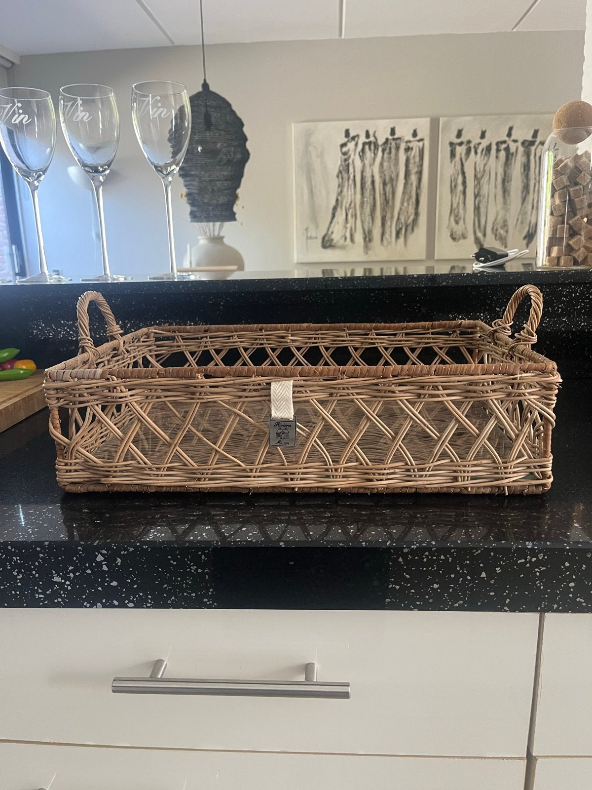 Riviera Maison rieten mand met glazen bodem, Mand, Ophalen of Verzenden, Zo goed als nieuw, Riet