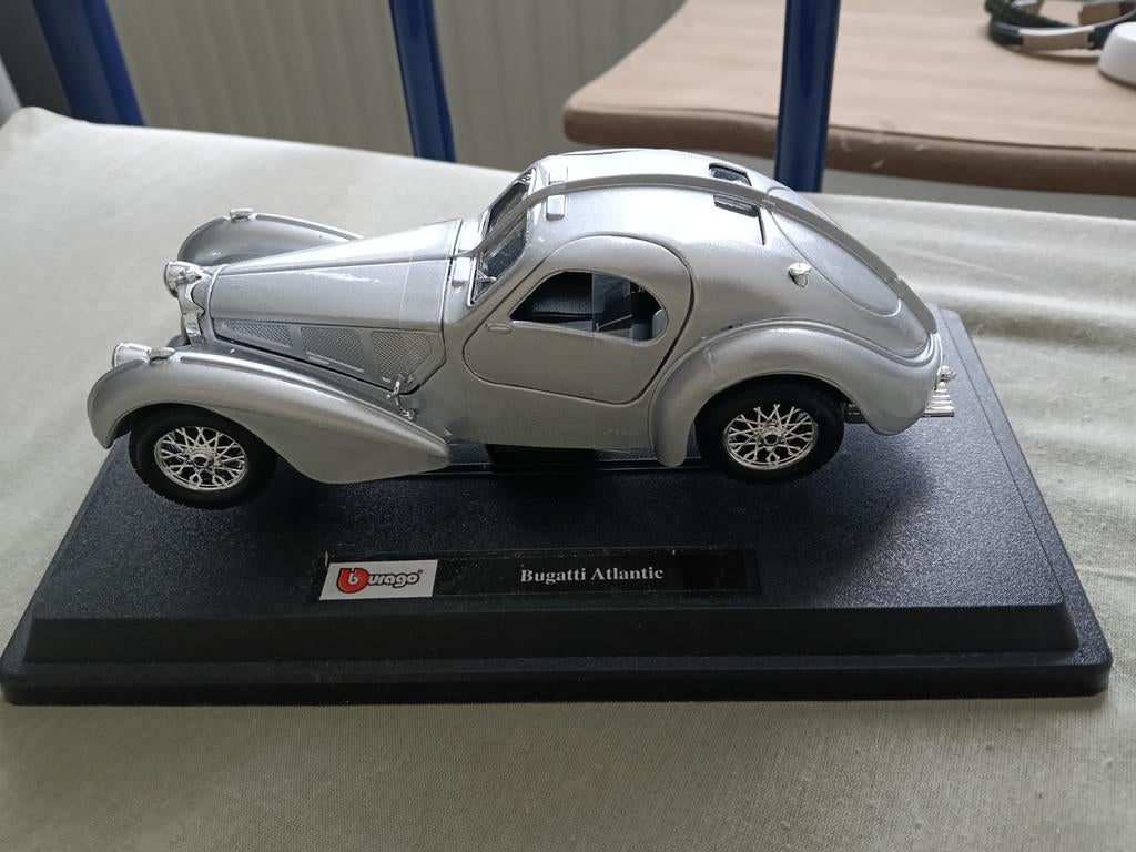 Burago Bugatti Atlantic Modelauto - Zo goed als nieuw, Overige merken, Auto, 1:32 tot 1:50, Ophalen of Verzenden