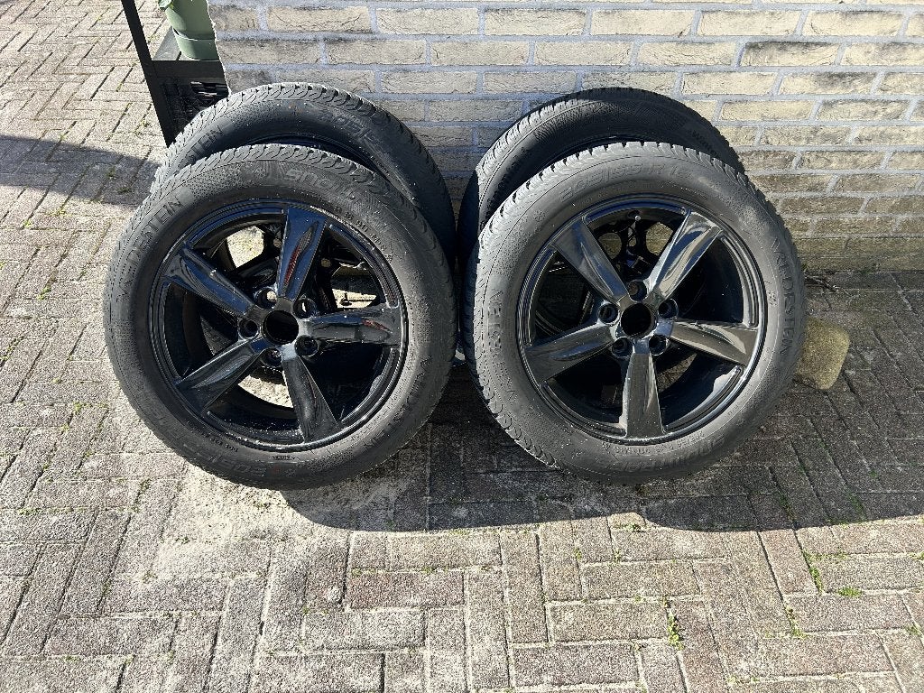 Vredestein Snowtrac winterbanden 205/55 R16 op zwarte velgen, Auto-onderdelen, Banden en Velgen, Ophalen, Gebruikt, 16 inch, Banden en Velgen