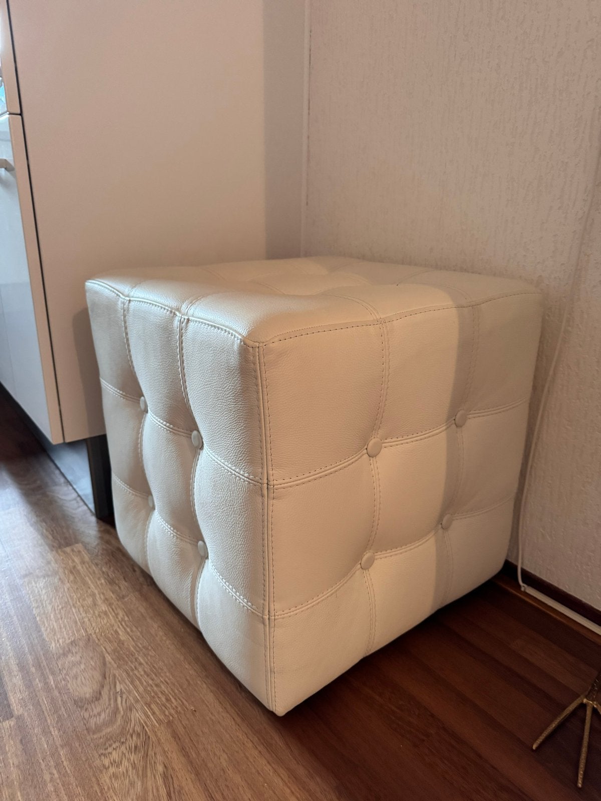 Crème/Wit lederen poef/voetenbank 50x50 cm, Huis en Inrichting, Banken | Voetenbanken en Poefen, Ophalen, Gebruikt, Vierkant, Leer