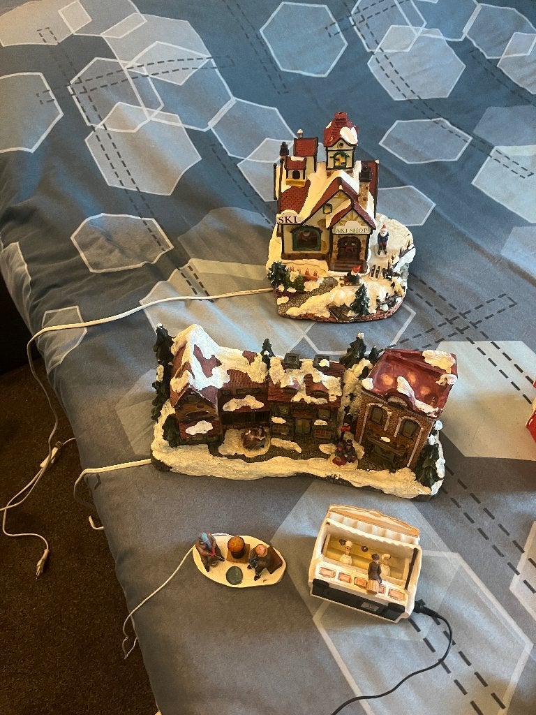 Kerstdorp huisjes en bijbehorende poppetjes, Ophalen, Gebruikt
